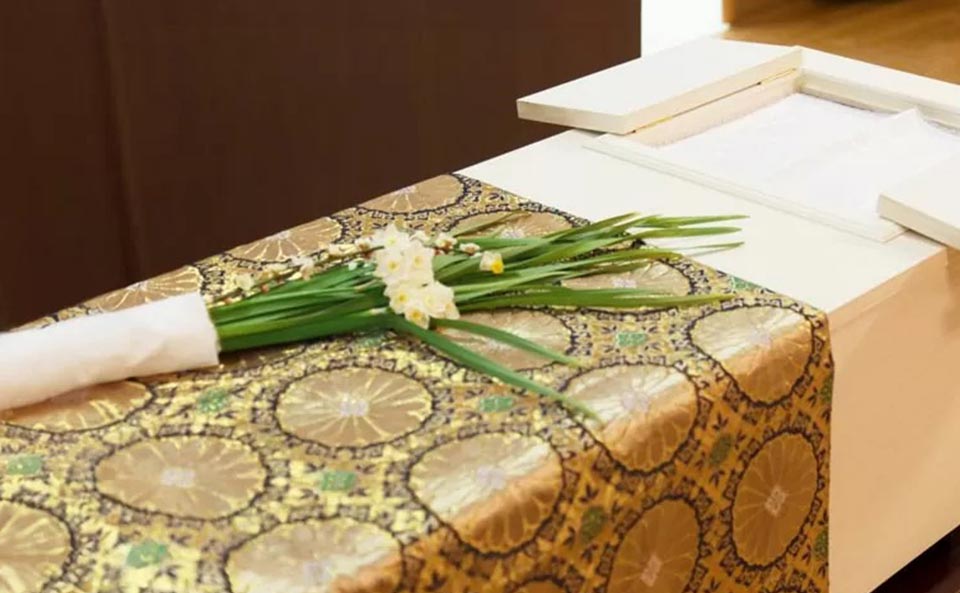 棺の上に花が置かれています
