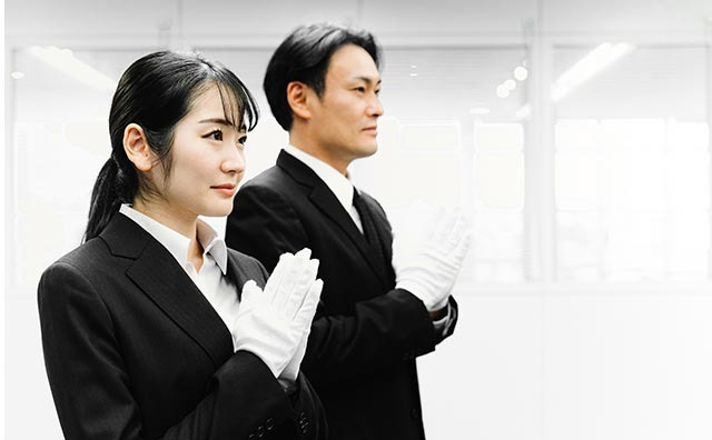 葬儀スタッフが合掌している様子
